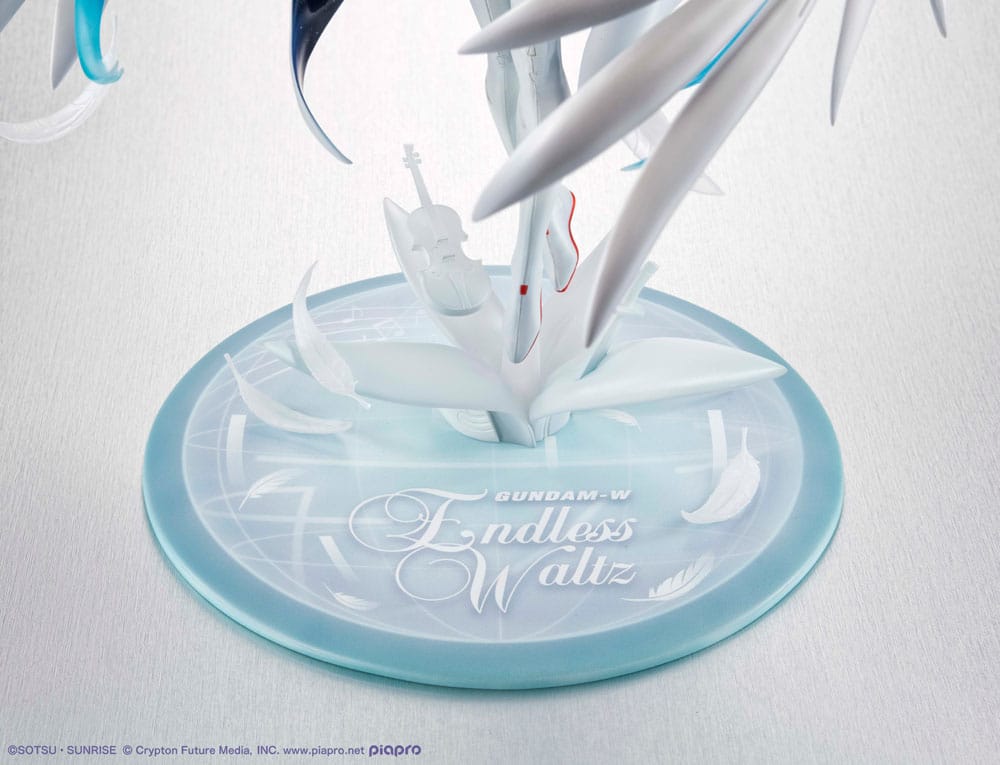 092026 - Gundam x Hatsune Miku - Lucra Miku x Wing Gundam Zero - Statuette Megahouse