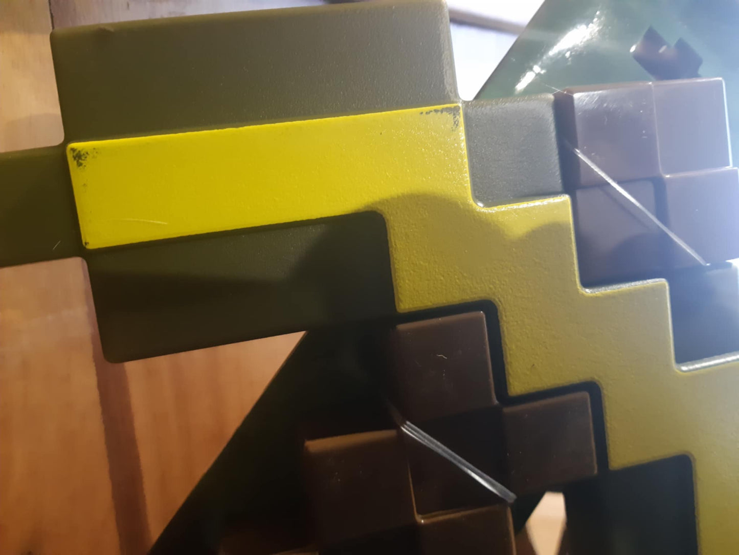 Minecraft - Pioche en or (léger défaut de peinture) - Réplique
